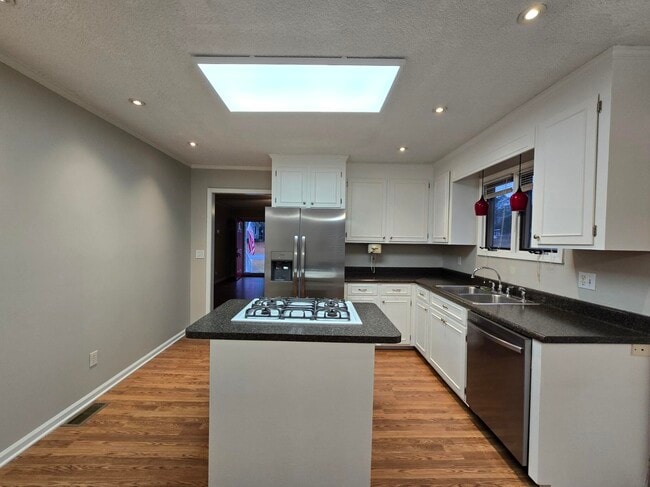 Building Photo - 740 Marigold St