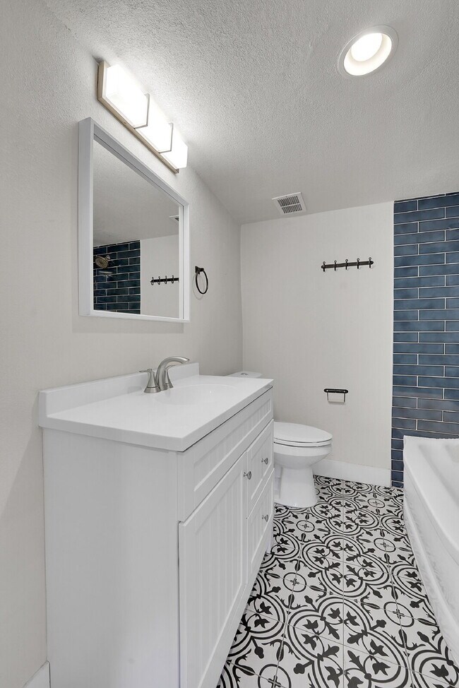 Building Photo - $1,950, 2-bed, 1-bath located in Denver wi...