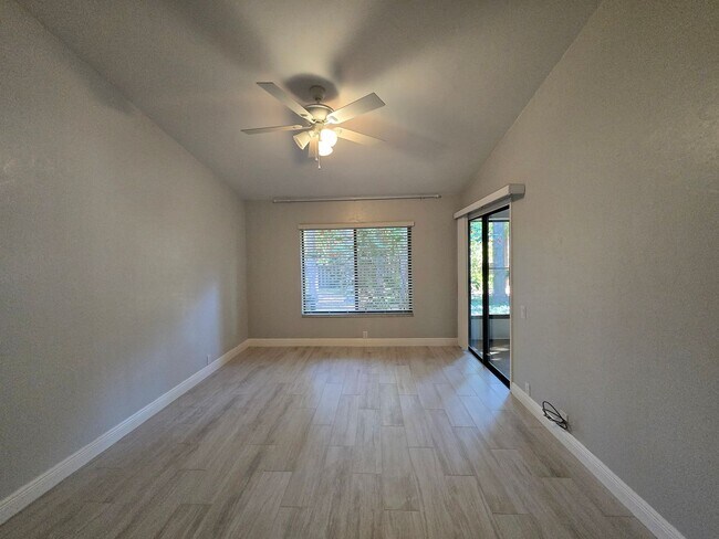 Building Photo - Beautiful and spacious remodeled unit
