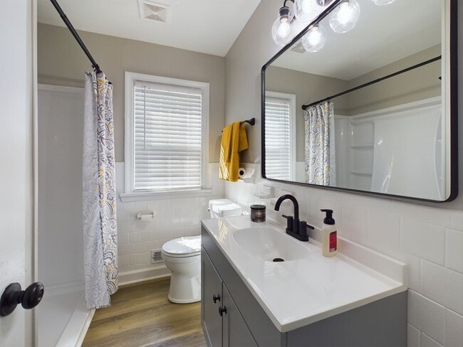 Building Photo - 709 N Parham Rd