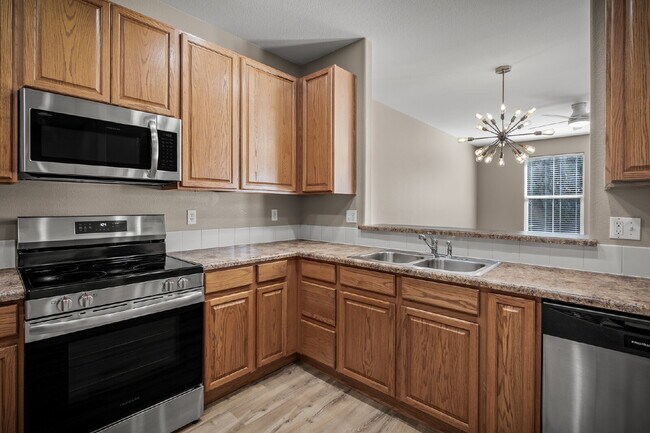 Building Photo - Beautiful 2 Bedroom End-Unit Townhouse in Montarbor Villas w/ Mountain Views