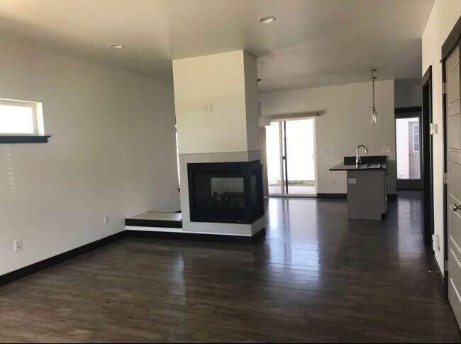 Building Photo - 1072 Rosa Way