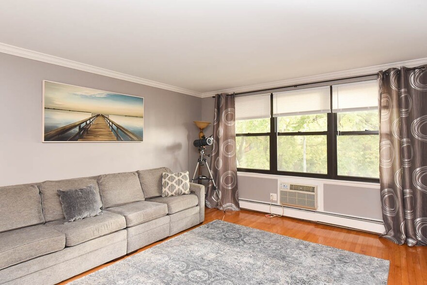 Primary Photo - 1600 W Jarvis Ave