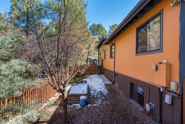 Building Photo - Four Bedroom in the Pines of Prescott