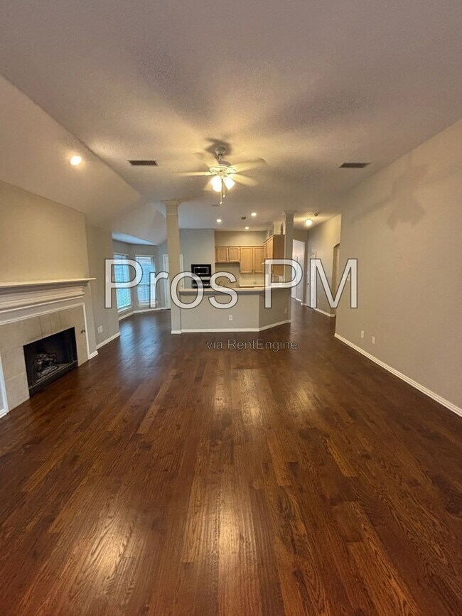 Building Photo - 2921 Meadow Glen Dr