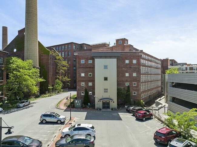 Building Photo - 200 Market St