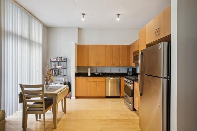 Building Photo - Incredible 1BR/1BA Condo INCLUDES Garage Parking in Vibrant Mount Vernon Triangle!