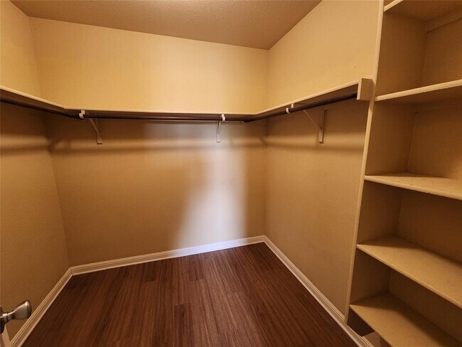 Building Photo - 107 Lavaca Loop