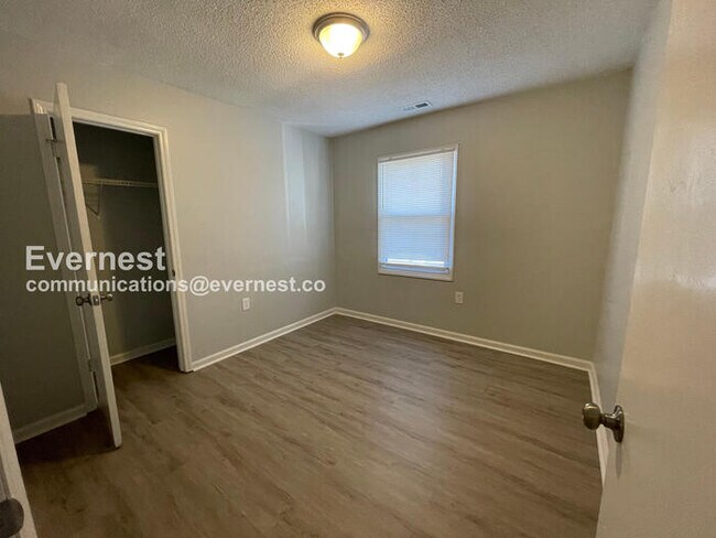 Building Photo - 3 Bed, 2 Bath Home with Off-Street Parking / Pet-Friendly / Vouchers Accepted / Available Now!