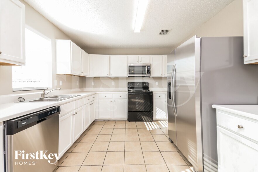Building Photo - 4519 Green Meadow Dr