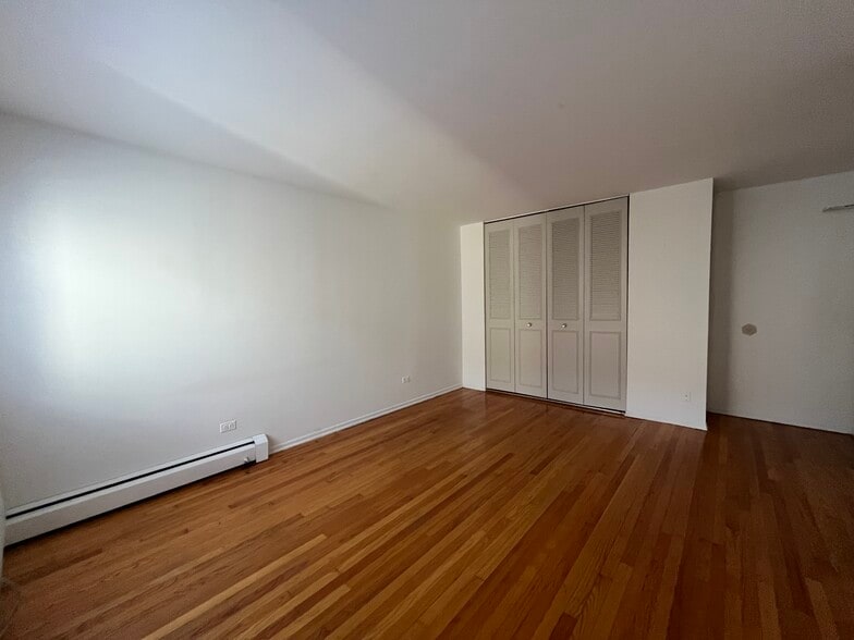 Building Photo - 736 W Buena Ave