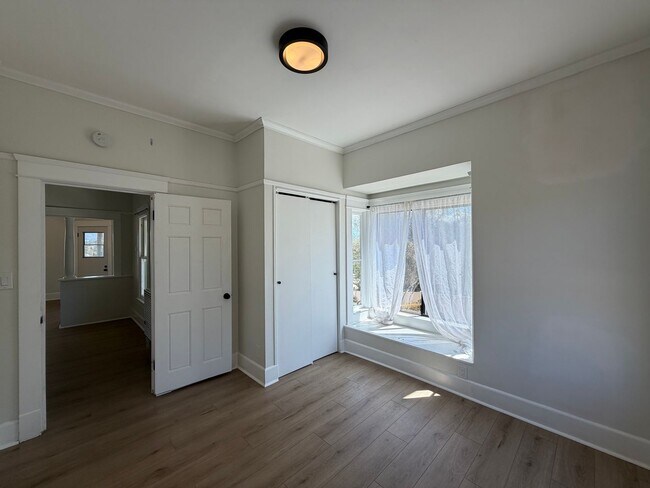 Building Photo - 850 W 7th Ave
