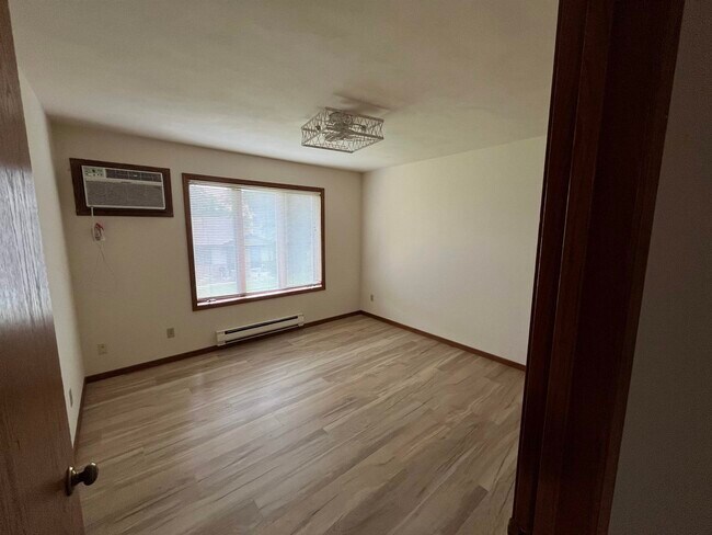 Building Photo - 844 Hemlock Dr