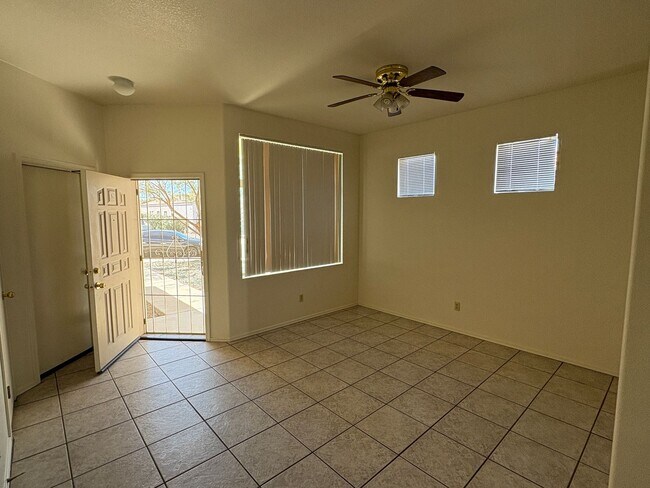 Building Photo - 3 Bed 2 Bath Rita Ranch Home