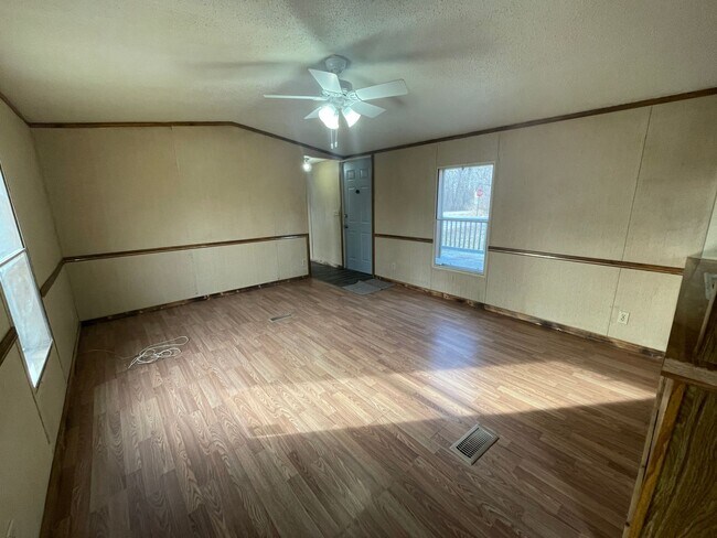 Building Photo - 3 Bedroom/ 2 Bath