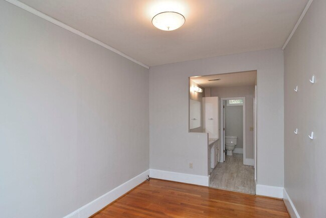 Building Photo - Charming 3 Bedroom Home in Desirable Heath...