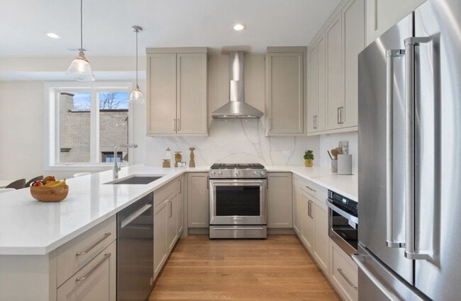 Building Photo - 4861 N Hermitage Ave