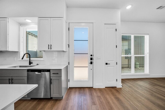 Primary Photo - 1601 Mustang Dr