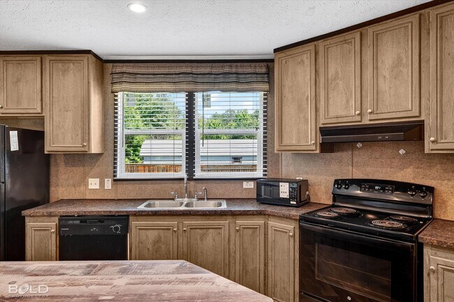 Building Photo - 4BD/2BA home with fenced back yard.