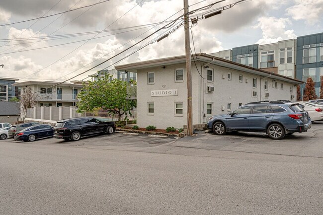 Building Photo - 801 Hillview Heights