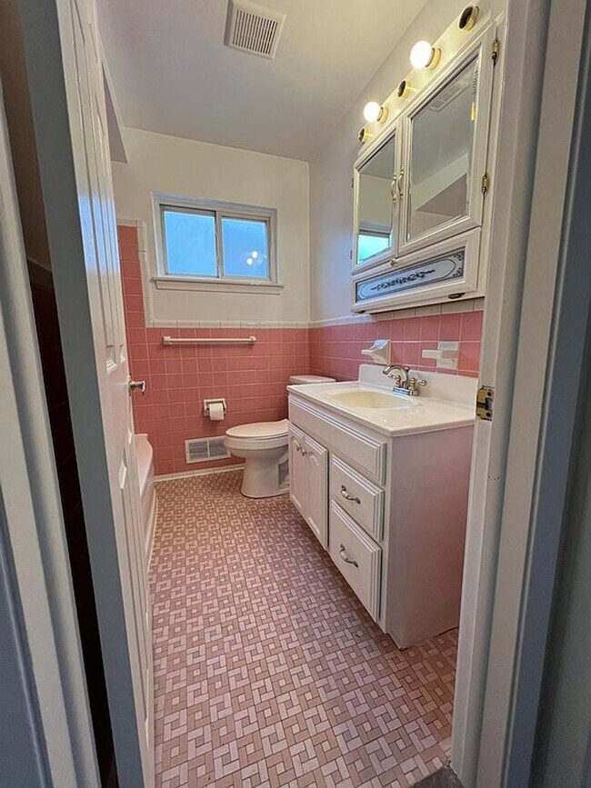 Building Photo - Move-In Ready 3 Bedroom, 1.5 Bathroom Home in Westland