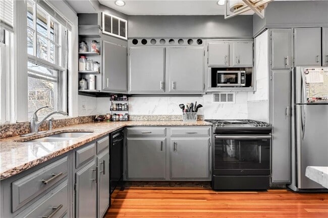 Building Photo - 21 Elton St