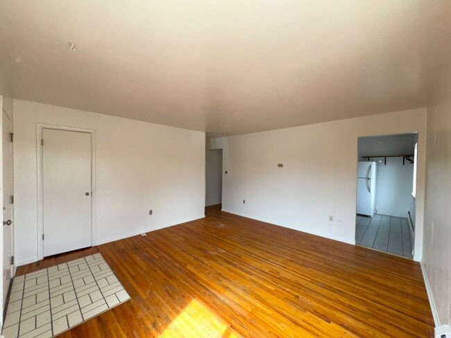 Building Photo - BENTON