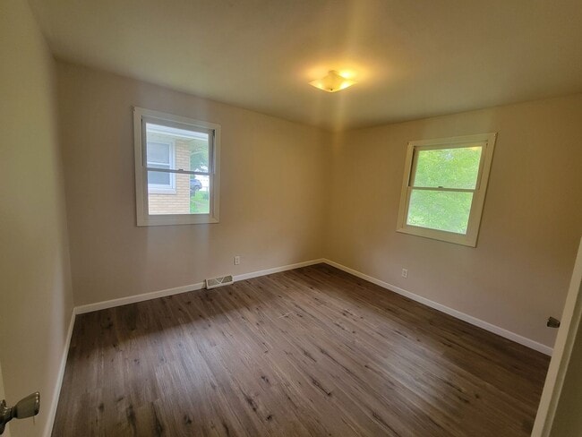 Building Photo - 3 +bedrooms /2 bath + Attached 2-car Garage Home -Available Now in Peoria!