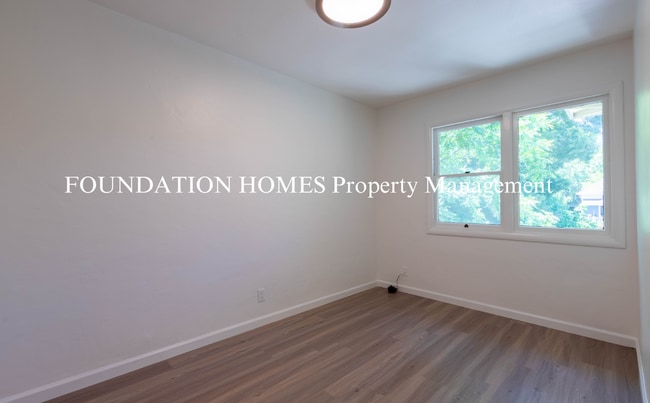 Building Photo - Bright & Spacious 2BD/1BA Upper-Level Duplex in Gerstle Park!  FOUNDATION