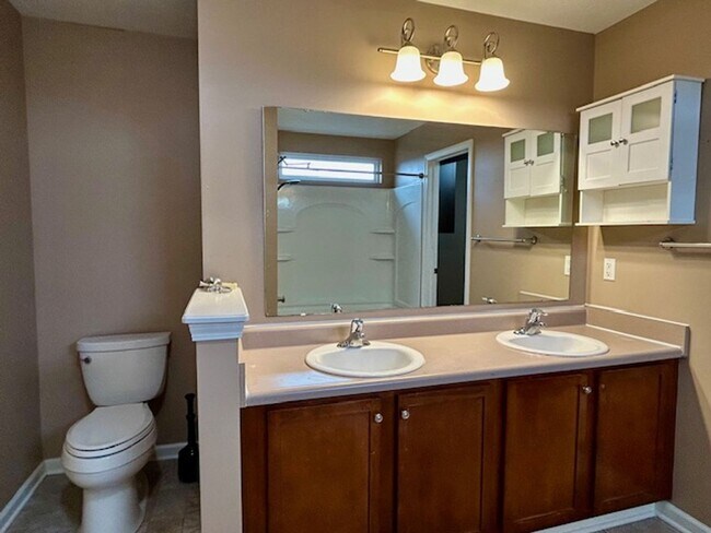 Building Photo - Beautiful 2 Story, 4 Bedroom, with a Full ...