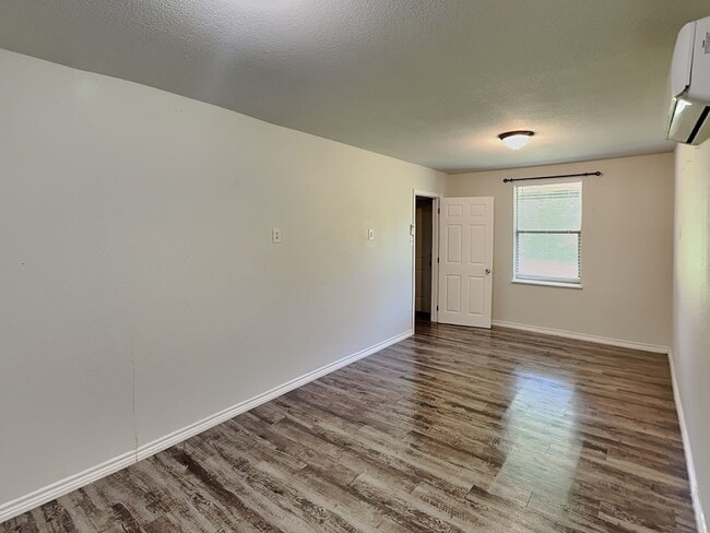 Building Photo - Private Back Unit Living with a Touch of Country Charm!