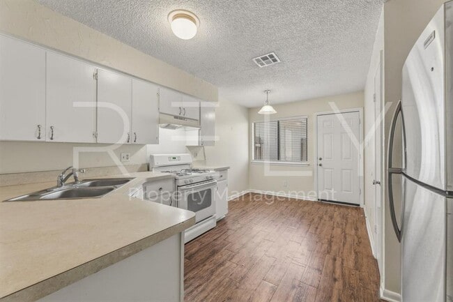 Building Photo - 205 W William Cannon Dr