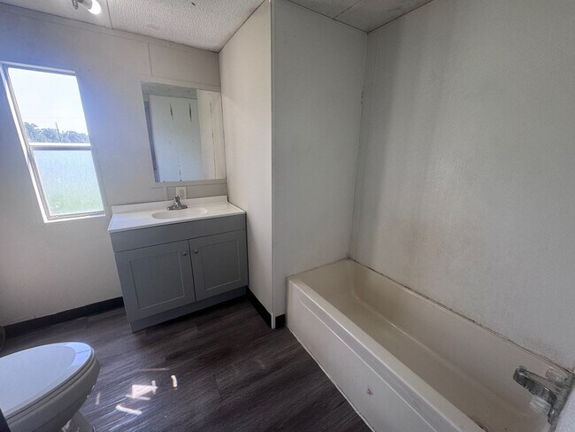 Building Photo - 102 Lakewater Dr
