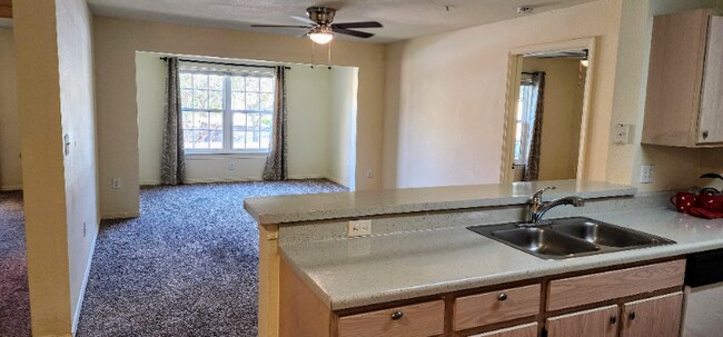 Building Photo - 5463 Vineland Rd