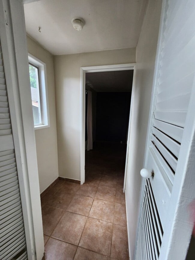 Building Photo - Upstairs Apartment Above Holly Market