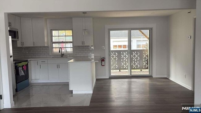 Primary Photo - 671 Midland Ave