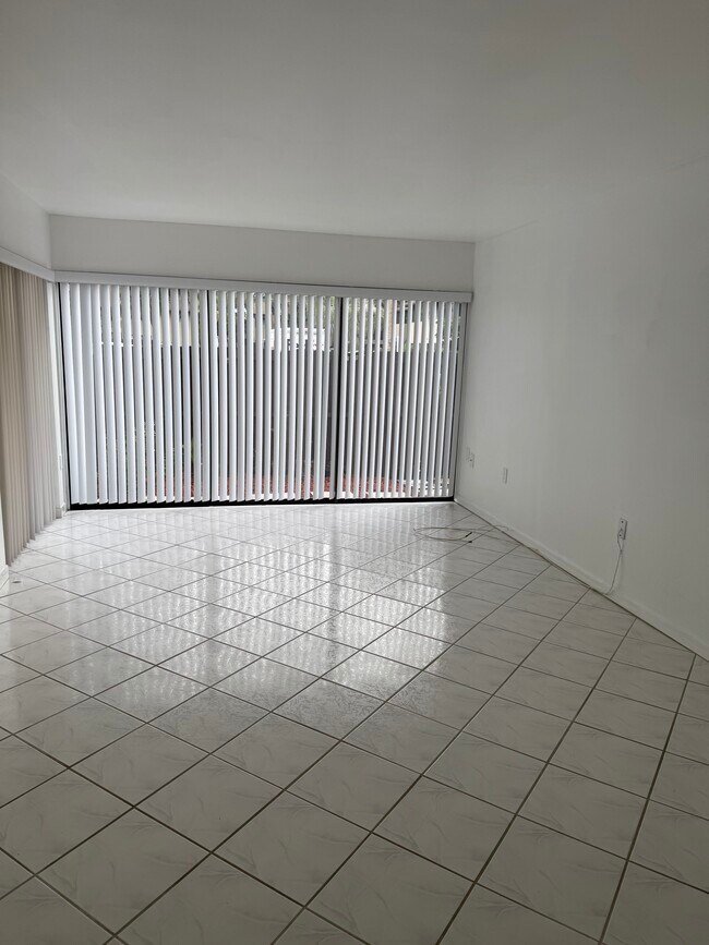 Building Photo - 895 N Village Dr