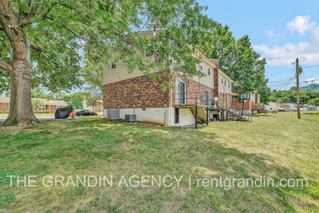 Building Photo - 2153 Mulberry St