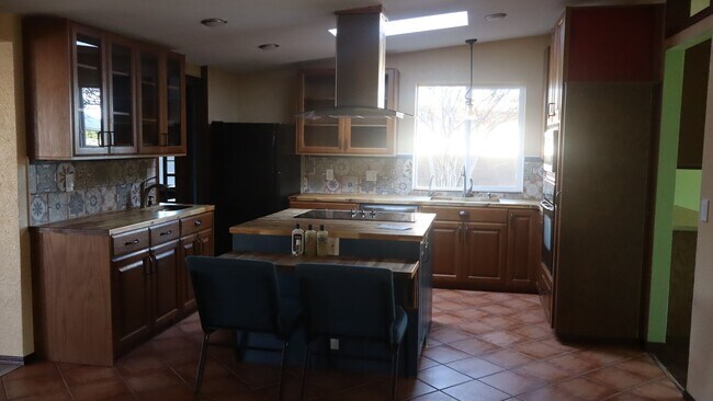 Building Photo - Spacious