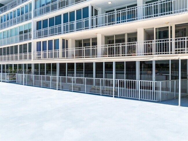 Building Photo - 600 Grapetree Dr
