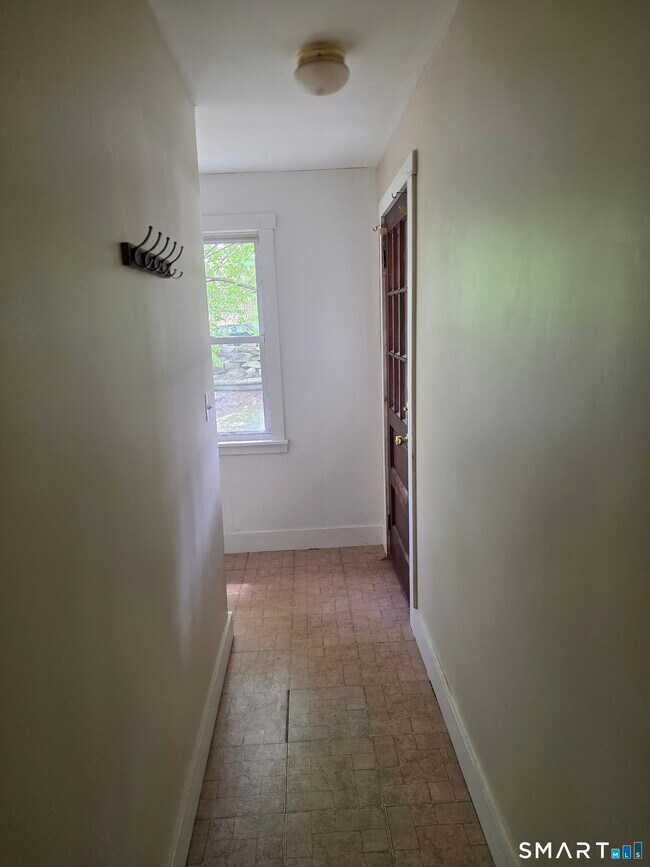 Building Photo - 22 Lakeview St