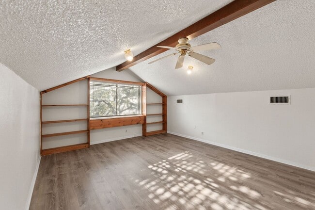 Building Photo - Bright and Inviting 3-Bedroom with Private...