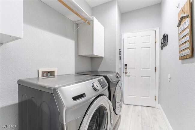 Building Photo - 2076 E Wigwam Ave