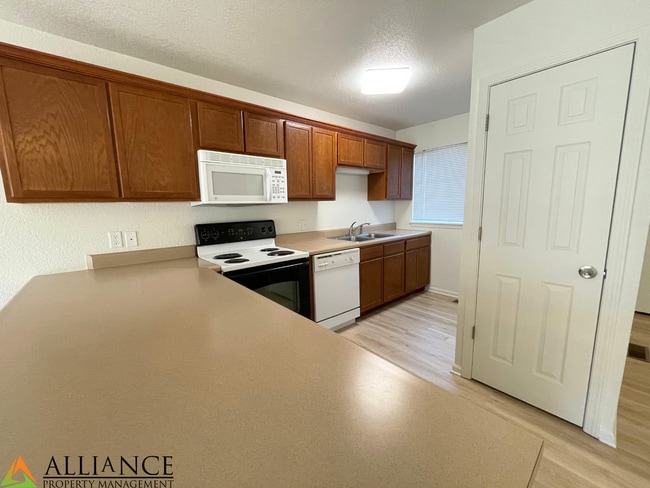 Building Photo - West Side Townhome!