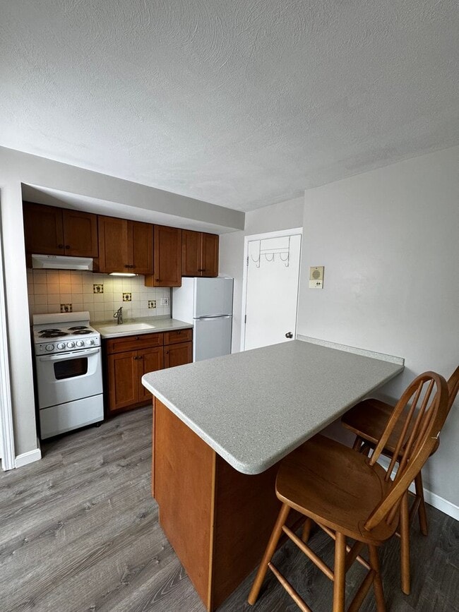Building Photo - Well maintained one bedroom condo in Chelm...