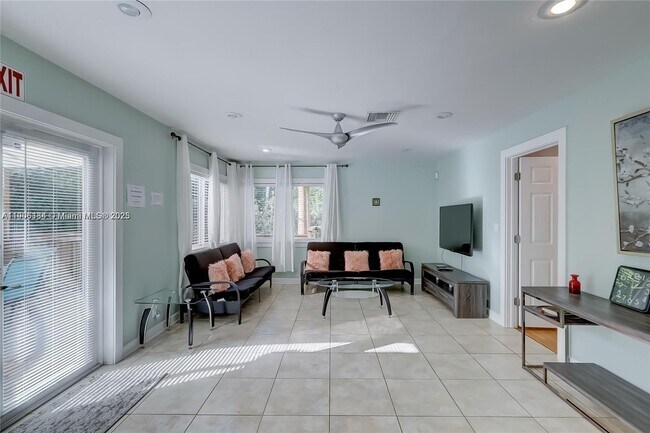 Building Photo - 1637 Cleveland St