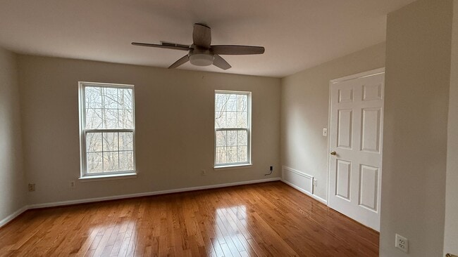 Building Photo - Three Bedroom Townhouse in River Oaks