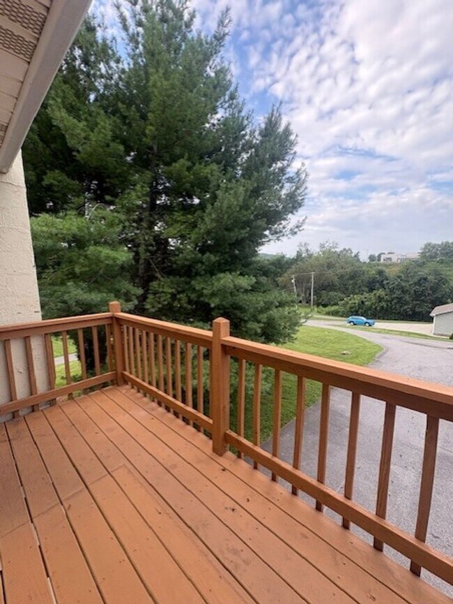 Building Photo - 25137 York Dr