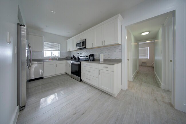 Building Photo - 4548 SW 24th Ave