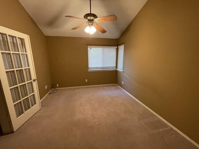 Building Photo - 3202 Fairview Dr